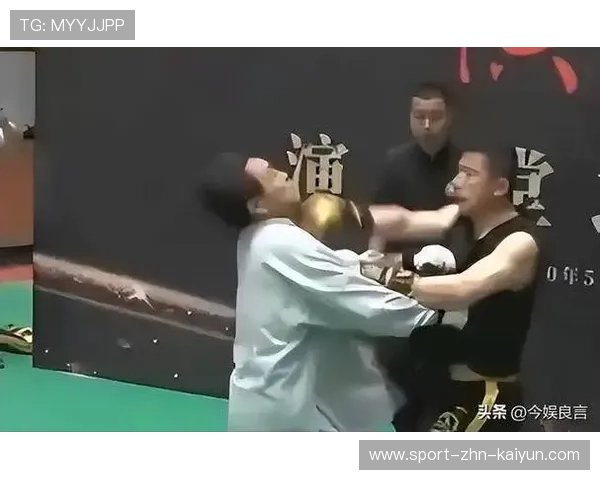 倒地后还被补拳，现场惊呼